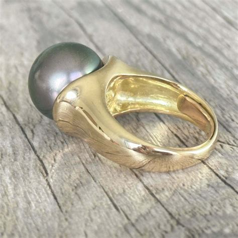 Bague avec une perle de Tahiti aux reflets profonds sur une monture en or rose