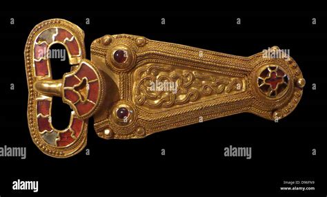 Représentation d'une poignée d'épée anglo-saxonne ornée de grenats.