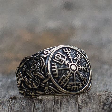 Gros plan sur la bague viking en argent vieilli avec le motif de la boussole