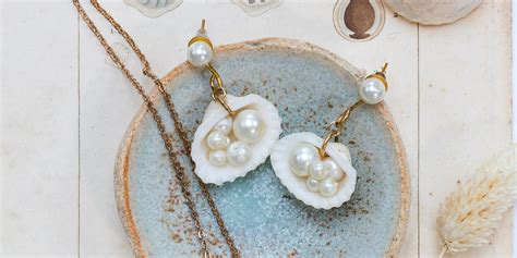 Une collection de bijoux en coquillages artisanaux aux styles variés.
