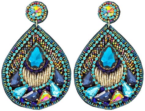Mosaïque de bijoux variés en forme de cœur : bagues, colliers, bracelets, boucles d'oreilles