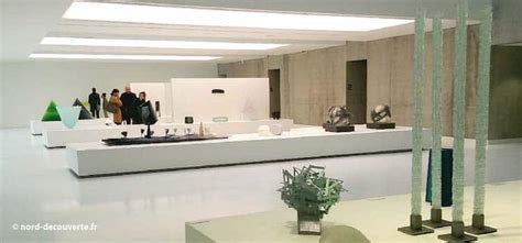 Vue du parc entourant le MusVerre, illustrant l'intégration paysagère.