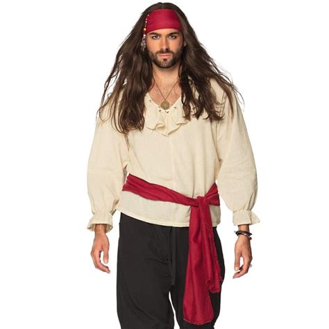 Exemple de superposition de vêtements pour un look pirate détaillé : chemise, gilet, ceinture, foulard et bijoux.