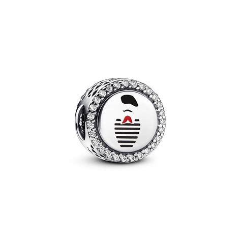 Gros plan sur le charm Pandora Mime Français, mettant en évidence les zircons et la finition bicolore.