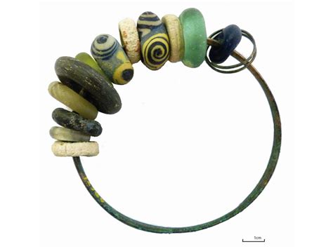 Illustration de bracelets gaulois en verre