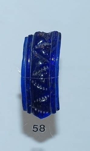 Photographie du fragment de bracelet gaulois en verre exposé au Musée de Carnac