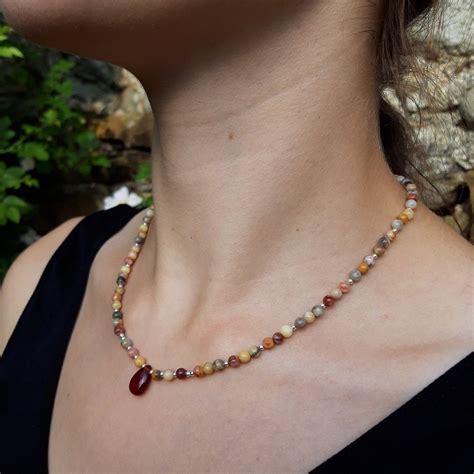 une sélection variée de colliers en pierres naturelles aux couleurs harmonieuses