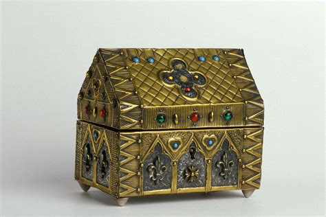 Illustration d'un coffret-reliquaire médiéval intégrant des intailles antiques.