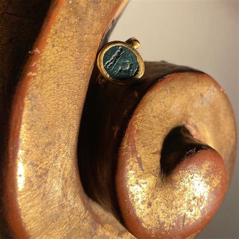 Exemple de bijou contemporain intégrant une intaille ancienne, mettant en valeur la juxtaposition de l'original et de son impression.