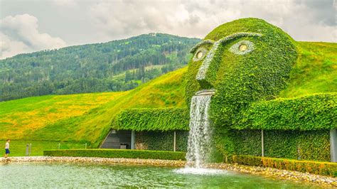 Vue du jardin artistique des Swarovski Kristallwelten avec des sculptures
