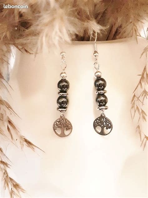 Exemples de bijoux en hématite : bracelet, pendentif, boucles d'oreilles, créés avec des apprêts métalliques.