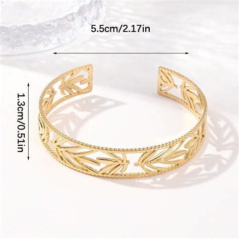 Illustration d'un homme portant un bracelet manchette élégant