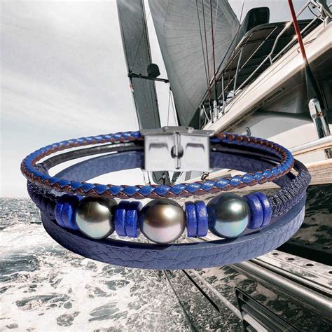 Collection de bracelets pour hommes combinant perles de Tahiti, pierres naturelles et cuir