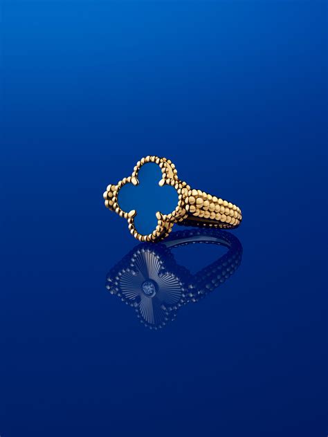 Gros plan sur un bracelet Alhambra de Van Cleef & Arpels, mettant en valeur les différents motifs et pierres.