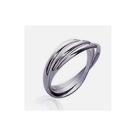 Une bague 3 anneaux en argent, montrant l'entrelacement des trois cercles.