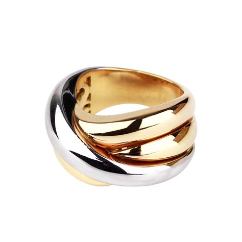 Une bague trois ors, montrant le mélange harmonieux de l'or blanc, jaune et rose.