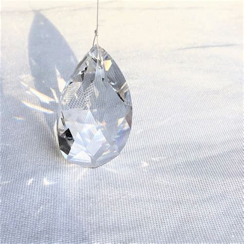 Exemples de créations en cristal Swarovski : étoiles, flocons, personnages festifs