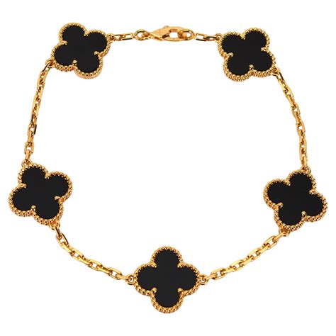 Gros plan sur un bracelet Van Cleef & Arpels, montrant la finesse des détails gravés à l'estampe.