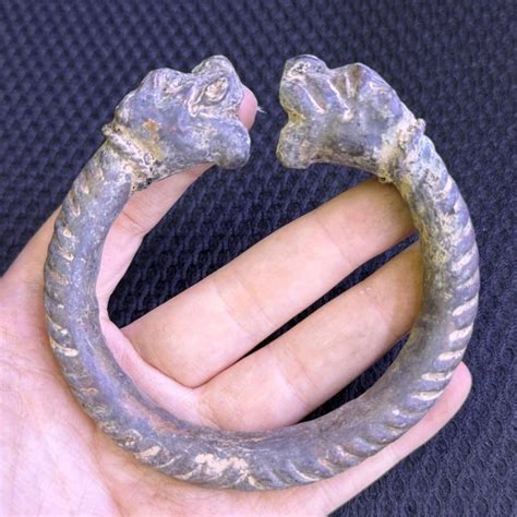 Bracelet grec ancien en or orné de perforations (technique opus interassile) et de pierres précieuses