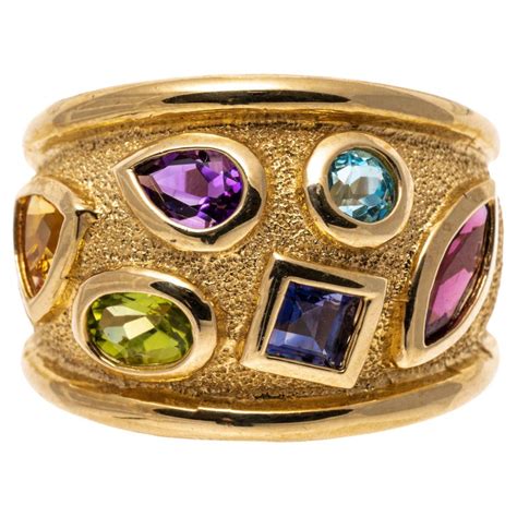 Bague en or de la Grèce antique avec des pierres précieuses de calcédoine
