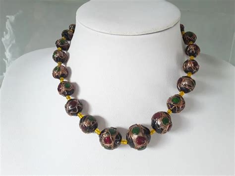 Collier grec ancien en fil d'or, perles, perles d'améthyste et de verre vert, et boucles d'oreilles en argent doré d'Épire.