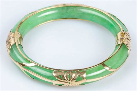 Photo d'un bracelet en Jade et d'un pendentif en Émeraude, illustrant leur utilisation en joaillerie.