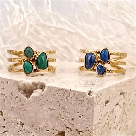 Sélection de bijoux en pierres vertes, incluant bagues, pendentifs et boucles d'oreilles.