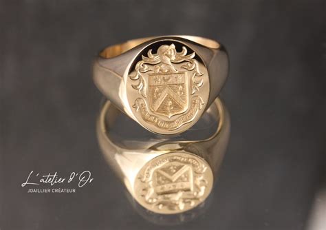 Représentation d'une chevalière blason traditionnelle avec des armoiries familiales gravées.