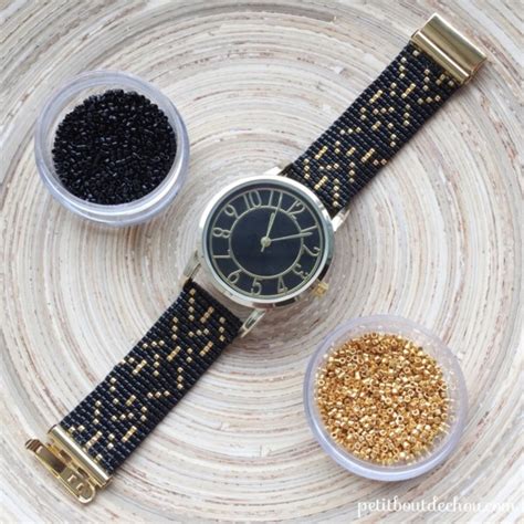 Vue d'ensemble d'un bracelet de montre personnalisé, tissé avec des perles Miyuki, attaché à un cadran de montre.