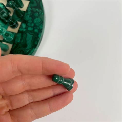 Exemple d'objet décoratif ancien orné de malachite.