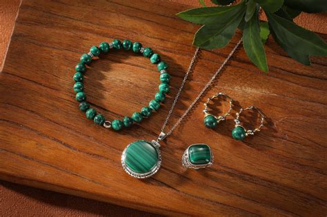 Collection de bijoux en malachite : colliers, bracelets et bagues.