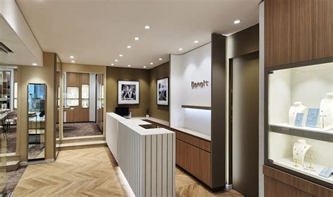 Photo de vitrine d'une bijouterie haut de gamme avec des créations uniques.