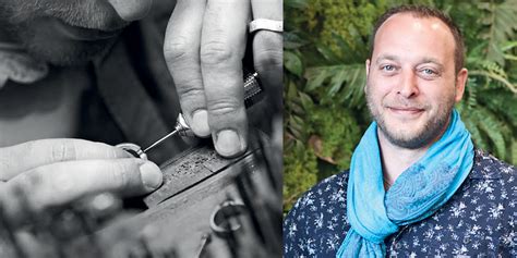 Photo de l'atelier de Marc Arnaud Pavageau, montrant des outils de joaillerie et des pierres précieuses.