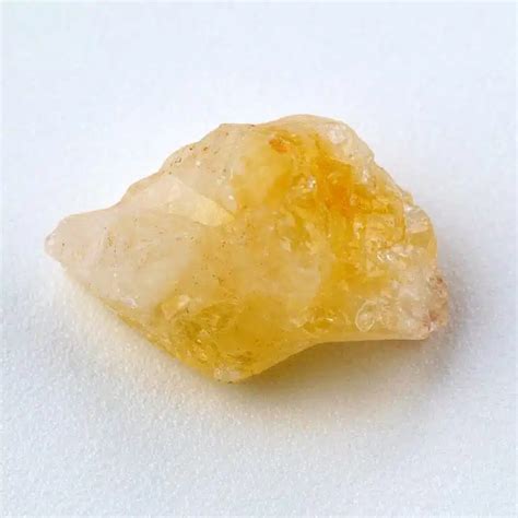 Photographie d'une pierre de citrine aux reflets dorés