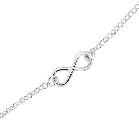Gros plan sur un bracelet femme en argent avec un symbole infini pavé de zirconium