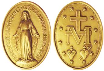 Détail des deux faces de la médaille miraculeuse : Vierge Marie sur l'une, symboles de la croix, du M et des cœurs sur l'autre.