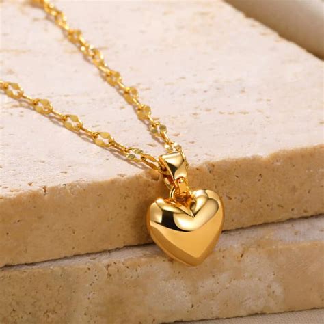 Collier pendentif gros cœur avec un design moderne