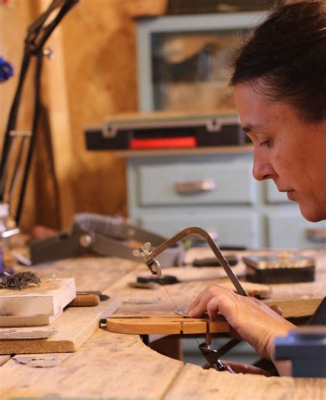 Photo d'un atelier d'orfèvrerie avec des outils et des bijoux en cours de fabrication