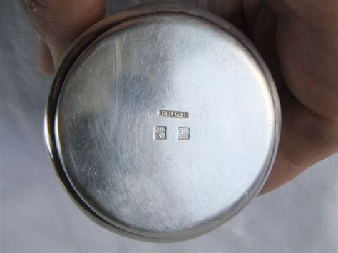 Gros plan sur un poinçon carré de métal argenté