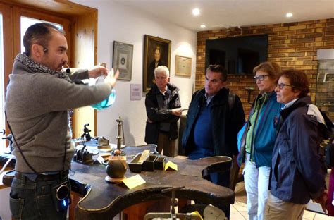 Atelier d'orfèvrerie avec des artisans travaillant sur des bijoux