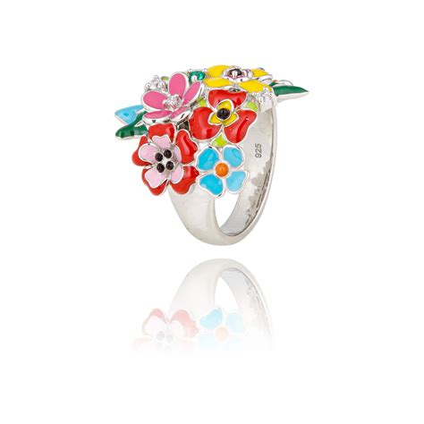 Illustration d'une bague en forme de fleur avec des diamants, mettant en avant le design floral