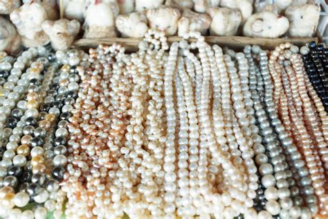 Variété de perles de différentes tailles, couleurs et matières pour la création de bijoux.