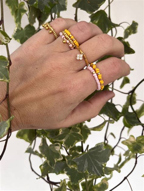 Exemple de bague fantaisie créée avec des perles de rocaille et des éléments décoratifs.