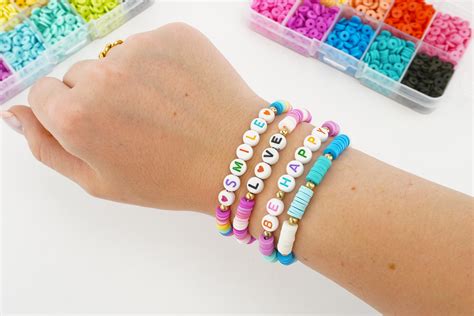 Exemples de bijoux issus de la collection Perles and Pop avec des perles en résine colorées.