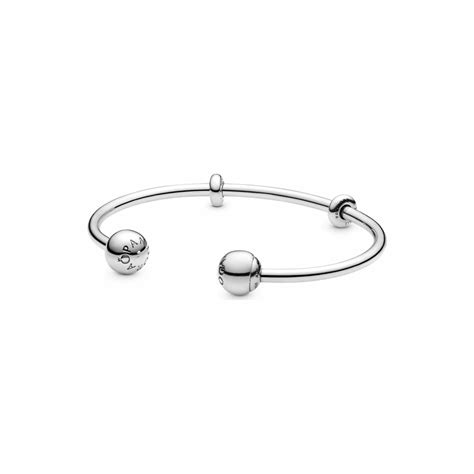 Gros plan sur le fermoir sphérique iconique du bracelet jonc Pandora.