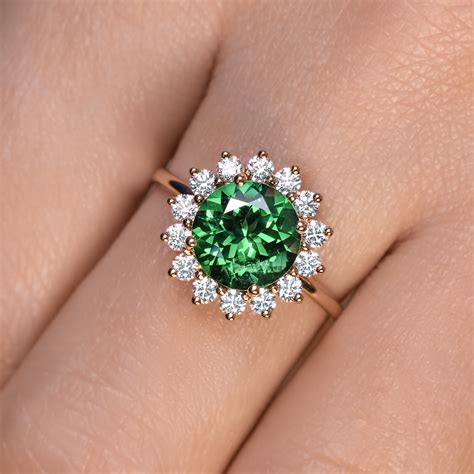 Exemple de bague Celinni avec une tsavorite centrale entourée de diamants.