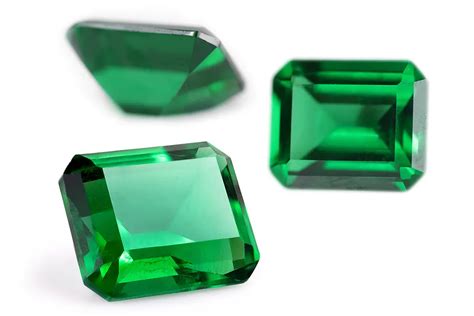 Comparaison de différentes formes de taille d'émeraude, incluant la taille émeraude