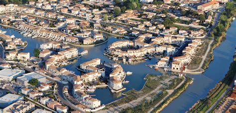Vue aérienne des marinas Port du Roy à Aigues-Mortes, montrant les bateaux et les habitations