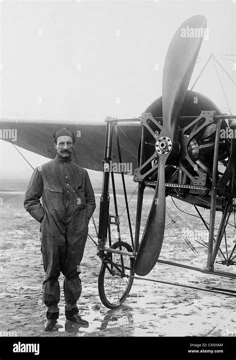 Photographie de Louis Blériot avec sa montre Zenith, ou une illustration du vol de Lindbergh avec sa montre Longines