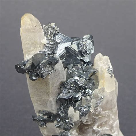 Exemple de cristaux d'Hématite aux reflets métalliques